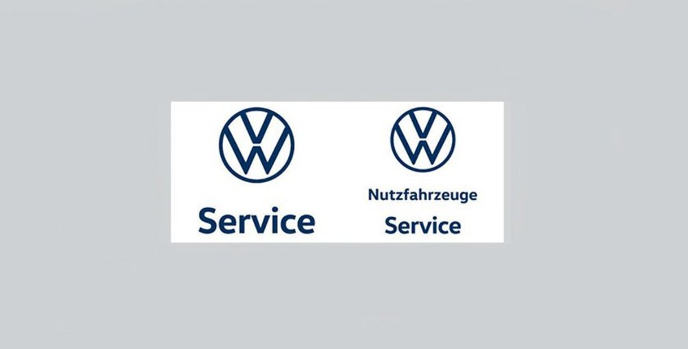 Zwei VW-Logos. Links steht unter dem Logo „Service“ und rechts unter dem Logo „Nutzfahrzeuge Service“.